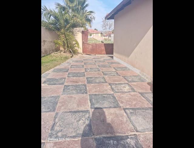 5 BEDROOM HOUSE FOR SALE IN COSMO CITY